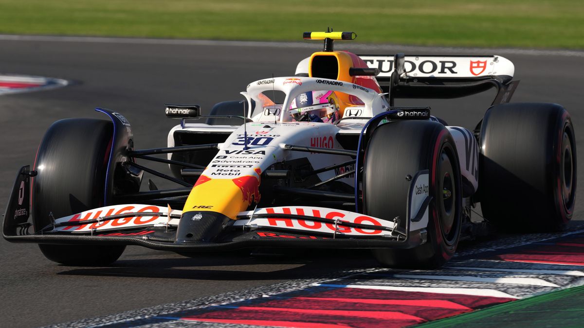 Moment od smrtelné nehody. Přes závodní dráhu přebíhali dva muži před projíždějící formulí